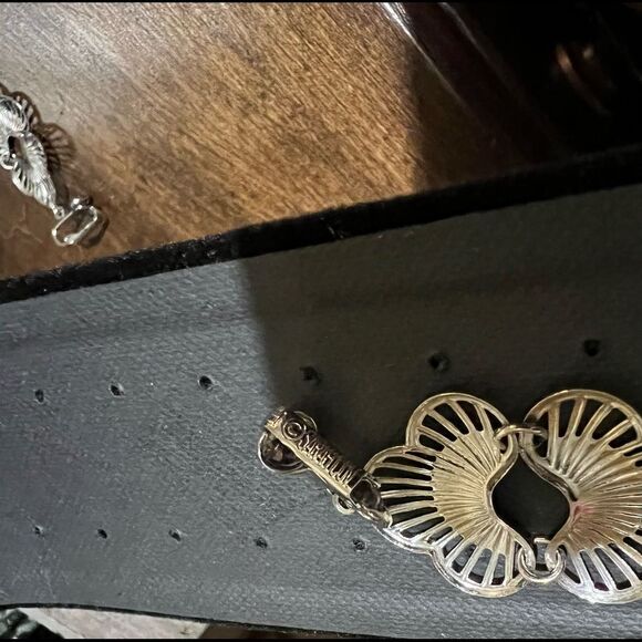 VINTAGE SARAH COVENTRY CLIP EARRINGS - Picture 2 of 2